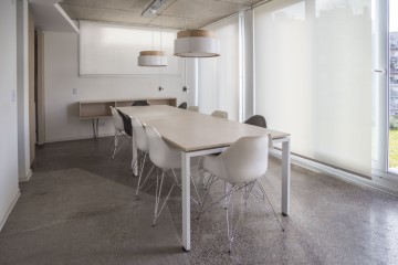 Área de co-working con terraza